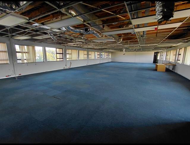 5,136M² OFFICE FOR SALE IN HALFWAY HOUSE
